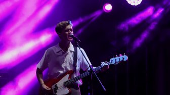 Trio pop asal Inggris, New Hope Club meramaikan festival musik bertajuk 'Gudfest' di Helipad Parking Ground Gelora Bung Karno, Senayan, Jakarta, Sabtu (2/11). [Suara.com/Angga Budhiyanto]