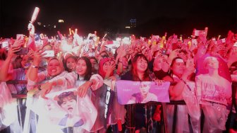 Sejumlah penggemar menikmati penampilan Boyband asal Korea Selatan, iKON saat festival musik bertajuk 'Gudfest' di Helipad Parking Ground Gelora Bung Karno, Senayan, Jakarta, Sabtu (2/11). [Suara.com/Angga Budhiyanto]