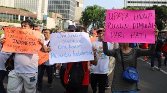 Peserta dari komunitas lintas agama mengikuti gerak jalan di kawasan Hari Bebas Kendaraan Bermotor (HBKB), Jakarta, Minggu (3/11). [Suara.com/Arya Manggala]