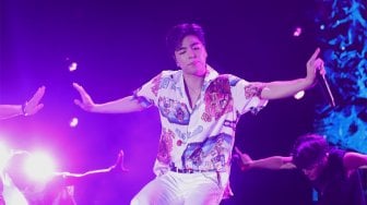 Boyband asal Korea Selatan, iKON meramaikan festival musik bertajuk 'Gudfest' di Helipad Parking Ground Gelora Bung Karno, Senayan, Jakarta, Sabtu (2/11). [Suara.com/Angga Budhiyanto]