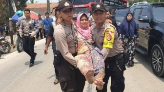 Tak Kuat Ikuti Proses Pilkades, Seorang Nenek Dibopong Petugas ke Rumahnya