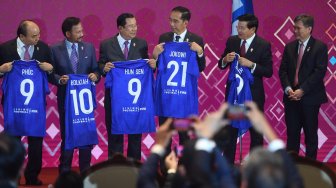 Jokowi Dapat Jersey Nomor 21 dari Presiden FIFA