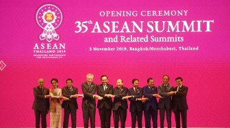 Presiden Joko Widodo (kedua kanan) bergandengan tangan dengan kepala negara dan kepala pemerintahan negara-negara ASEAN saat upacara pembukaan KTT ke-35 ASEAN di Bangkok, Thailand, Minggu (3/11). [ANTARA FOTO/Akbar Nugroho Gumay]