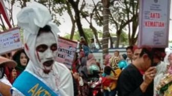 Sosialisasikan Akta Kematian, Pemkab Sampang Gandeng Pocong Keliling Kota