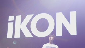 Boyband asal Korea Selatan, iKON meramaikan festival musik bertajuk 'Gudfest' di Helipad Parking Ground Gelora Bung Karno, Senayan, Jakarta, Sabtu (2/11). [Suara.com/Angga Budhiyanto]