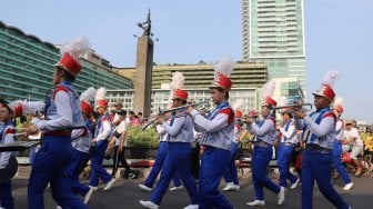 Peserta dari komunitas lintas agama mengikuti gerak jalan di kawasan Hari Bebas Kendaraan Bermotor (HBKB), Jakarta, Minggu (3/11). [Suara.com/Arya Manggala]