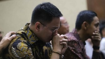 Keluarga dan kerabat Sofyan Basir menangis saat sidang pembacaan putusan di Pengadilan Tipikor, Jakarta, Senin (4/11). [Suara.com/Arya Manggala]