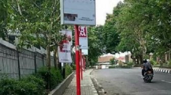 Papan Reklame Dipasang di Tengah Trotoar, Wali Kota Sukabumi Geram