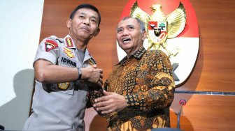 Kapolri Jenderal Pol Idham Azis berjabat tangan dengan Ketua KPK Agus Rahardjo usai melakukan pertemuan di Gedung KPK, Jakarta, Senin (4/11). [Suara.com/Arya Manggala]