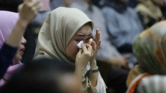 Keluarga dan kerabat Sofyan Basir menangis saat sidang pembacaan putusan di Pengadilan Tipikor, Jakarta, Senin (4/11). [Suara.com/Arya Manggala]