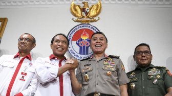 Menteri Pemuda dan Olahraga Zainuddin Amali (kiri) bersama Ketua Umum PSSI periode 2019-2023 Mochamad Iriawan melakukan pertemuan di Kemenpora, Jakarta, Senin (4/11). [ANTARA FOTO/Hafidz Mubarak]