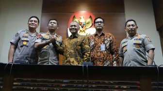 Kapolri Jenderal Pol Idham Azis memberikan keterangan pers seusai melakukan pertemuan di Gedung KPK, Jakarta, Senin (4/11). [Suara.com/Arya Manggala]