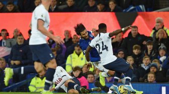 Gelandang Everton André Gomes ditekel striker Tottenham Hotspur Son Heung-min pada pertandingan Liga Inggris di Goodison Park, Liverpool, Inggris, Minggu (3/11). [OLI SCARFF / AFP]