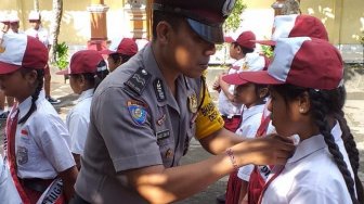 Pelajar SD di Gianyar Antusias Kumpulkan Sampah Plastik