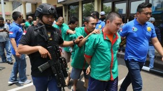 Sejumlah tersangka dihadirkan saat pemusnahan narkoba di Polres Jakarta Barat, Selasa (5/11). [Suara.com/Arya Manggala]