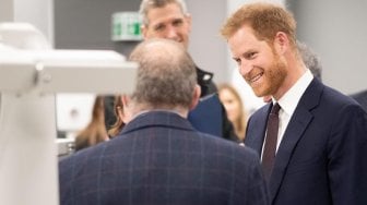 Takut Botak Kayak Pangeran William, Pangeran Harry Jalani Perawatan Rambut