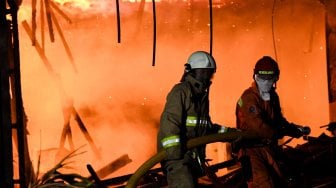 Petugas pemadam kebakaran berusaha memadamkan api yang membakar gedung Hailai di kawasan Ancol, Jakarta Utara, Selasa (5/11) dini hari. [ANTARA FOTO/M Risyal Hidayat]
