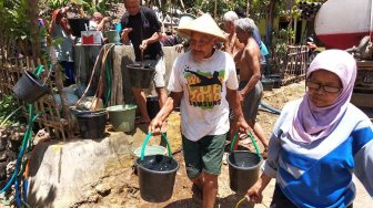 Sepanjang Kemarau, Warga Gimeng Tempuh Jarak 1,5 Kilometer untuk Air Bersih