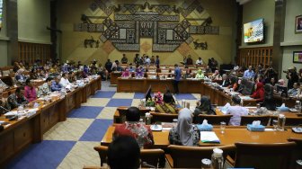 Suasana Rapat Dengar Pendapat tentang kenaikan iuran BPJS Kesehatan di Komisi IX DPR, Kompleks Parlemen, Jakarta, Selasa (5/11). [Suara.com/Arya Manggala]
