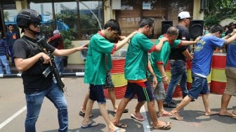 Sejumlah tersangka dihadirkan saat pemusnahan narkoba di Polres Jakarta Barat, Selasa (5/11). [Suara.com/Arya Manggala]