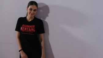 Luna Maya berpose di Kantor Suara.com, Jakarta Selatan, Selasa (5/11). [Suara.com/Angga Budhiyanto] 