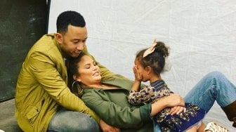 Curhat Chrissy Teigen dan John Legend Saat Pembatasan Sosial: Sulit!