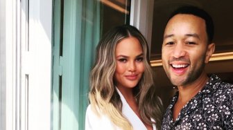 Chrissy Teigen Berbagi Cerita Sulitnya Masa Depresi Pascapersalinan