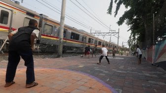 Minim Tempat Bermain, Anak-anak Bermain Bola di Pinggir Rel Kereta