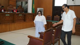 Komedian Tri Retno Prayudati alias Nunung bersama suaminya July Jan Sambiran bersiap menjalani sidang pembacaan tuntutan di Pengadilan Negeri Jakarta Selatan, Rabu (6/11). [Suara.com/Arya Manggala]