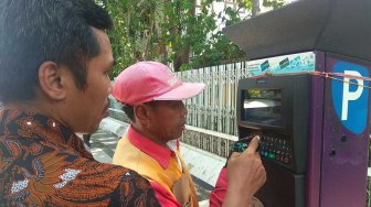 Kurangi Keberadaan Juru Parkir Liar, Pemkot Surabaya Terapkan Parkir Meter