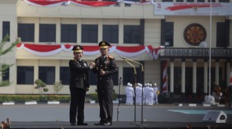 Kapolri Jendral Pol Idham Azis bersama mantan Kapolri Jendral Pol (Purn) Tito Karnavian melakukan salam komando dalam acara penyerahan panji Tribata Polri di Mako Brimob Kelapa Dua, Depok, Jawa Barat, Rabu (6/11).[Suara.com/Angga Budhiyanto]  