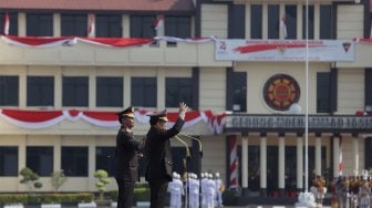 Kapolri Jendral Pol Idham Azis bersama mantan Kapolri Jendral Pol (Purn) Tito Karnavian memberi sambutan dalam acara penyerahan panji Tribata Polri di Mako Brimob Kelapa Dua, Depok, Jawa Barat, Rabu (6/11).  [Suara.com/Angga Budhiyanto]
