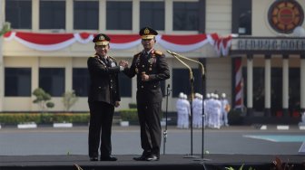 Kapolri Jendral Pol Idham Azis bersama mantan Kapolri Jendral Pol (Purn) Tito Karnavian melakukan salam komando dalam acara penyerahan panji Tribata Polri di Mako Brimob Kelapa Dua, Depok, Jawa Barat, Rabu (6/11).[Suara.com/Angga Budhiyanto]  