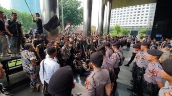 Urung Bertemu Agus Cs, Massa GMBI Bakar Cone Jalan dan Rusak Tulisan KPK