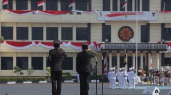 Kapolri Jendral Pol Idham Azis bersama mantan Kapolri Jendral Pol (Purn) Tito Karnavian melakukan penghormatan kepada panji Tribata dalam acara penyerahan panji Tribata Polri di Mako Brimob Kelapa Dua, Depok, Jawa Barat, Rabu (6/11). [Suara.com/Angga Budhiyanto]
