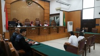 Komedian Tri Retno Prayudati alias Nunung bersama suaminya July Jan Sambiran bersiap menjalani sidang pembacaan tuntutan di Pengadilan Negeri Jakarta Selatan, Rabu (6/11). [Suara.com/Arya Manggala]