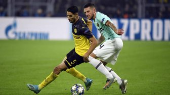 Bek Dortmund Achraf Hakimi (kiri) dan pemain belakang Inter Milan Cristiano Biraghi bersaing merebut bola selama pertandingan sepak bola Grup F Liga Champions antara Borussia Dortmund melawan Inter Milan di Signal Iduna Park, Jerman, Rabu (6/11). dini hari WIB.
[INA FASSBENDER / AFP]
