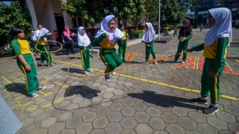 Murid SD Kartika X-1 bermain lompat karet saat program sehari belajar diluar kelas di Bandung, Jawa Barat, Kamis (7/11). [ANTARA FOTO/Raisan Al Farisi]