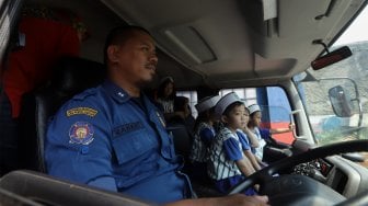 Anak-anak TK Al-Izhar melakukan simulasi pemadaman api di Kantor Dinas Pemadam Kebakaran, Pasar Minggu, Jakarta Selatan, Kamis (7/11). [Suara.com/Angga Budhiyanto]