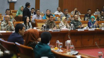 Menteri Pariwisata dan Ekonomi Kreatif Wishnutama Kusubandio didampingi Wakil Menteri Angela Tanoesoedibjo mengikuti rapat kerja dengan Komisi X DPR di Kompleks Parlemen, Jakarta, Kamis (7/11). [Suara.com/Arya Manggala]
