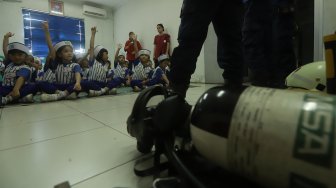 Anak-anak TK Al-Izhar melakukan simulasi pemadaman api di Kantor Dinas Pemadam Kebakaran, Pasar Minggu, Jakarta Selatan, Kamis (7/11). [Suara.com/Angga Budhiyanto]