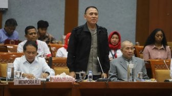 Menteri Pemuda dan Olahraga Zainudin Amali bersama Ketua Umum PSSI Periode 2019-2023 Mochamad Iriawan mengikuti rapat kerja dengan Komisi X DPR di Kompleks Parlemen, Jakarta, Kamis (7/11). [Suara.com/Arya Manggala]