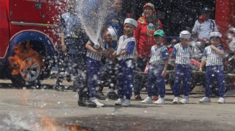 Anak-anak TK Al-Izhar melakukan simulasi pemadaman api di Kantor Dinas Pemadam Kebakaran, Pasar Minggu, Jakarta Selatan, Kamis (7/11). [Suara.com/Angga Budhiyanto]