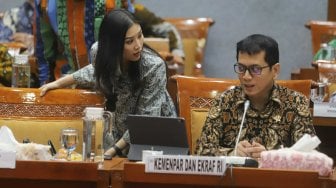 Menteri Pariwisata dan Ekonomi Kreatif Wishnutama Kusubandio didampingi Wakil Menteri Angela Tanoesoedibjo mengikuti rapat kerja dengan Komisi X DPR di Kompleks Parlemen, Jakarta, Kamis (7/11). [Suara.com/Arya Manggala]
