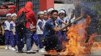 Anak-anak TK Al-Izhar melakukan simulasi pemadaman api di Kantor Dinas Pemadam Kebakaran, Pasar Minggu, Jakarta Selatan, Kamis (7/11). [Suara.com/Angga Budhiyanto]