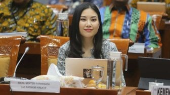 Wakil Menteri Angela Tanoesoedibjo mengikuti rapat kerja dengan Komisi X DPR di Kompleks Parlemen, Jakarta, Kamis (7/11). [Suara.com/Arya Manggala]
