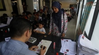 Petugas melayani pemohon penerbitan Surat Keterangan Catatan Kepolisian (SKCK) di kantor pelayanan SKCK Polres  Jakarta Selatan, Kamis (7/11). [Suara.com/Angga Budhiyanto]