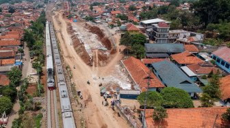 Foto udara SMPN 1 Ngamprah yang terdampak proyek kereta cepat Jakarta-Bandung di Padalarang, Kabupaten Bandung Barat, Jawa Barat, Kamis (7/11). [ANTARA FOTO/Raisan Al Farisi]