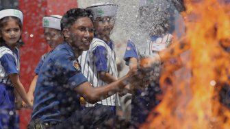 Anak-anak TK Al-Izhar melakukan simulasi pemadaman api di Kantor Dinas Pemadam Kebakaran, Pasar Minggu, Jakarta Selatan, Kamis (7/11). [Suara.com/Angga Budhiyanto]