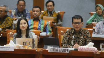 Menteri Pariwisata dan Ekonomi Kreatif Wishnutama Kusubandio didampingi Wakil Menteri Angela Tanoesoedibjo mengikuti rapat kerja dengan Komisi X DPR di Kompleks Parlemen, Jakarta, Kamis (7/11). [Suara.com/Arya Manggala]
